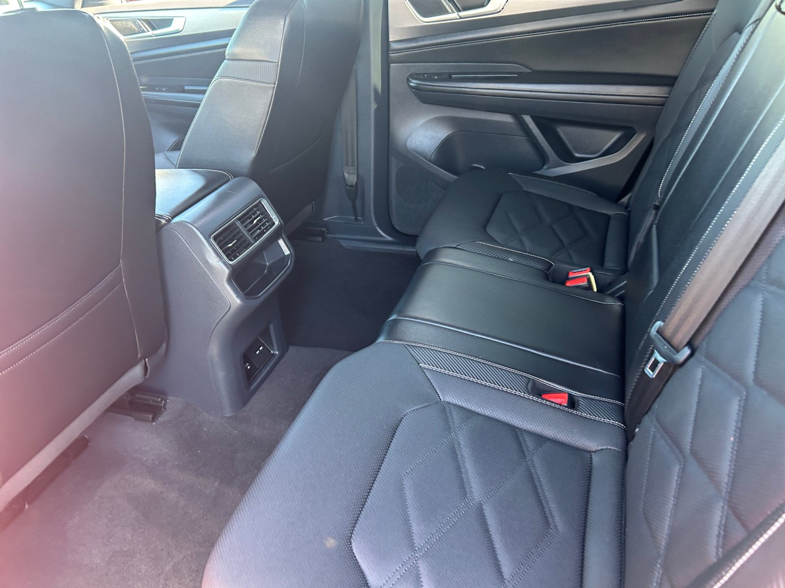Certified 2024 Volkswagen Atlas Cross Sport SE w/ Panoramic Sunroof Package FWD image 17