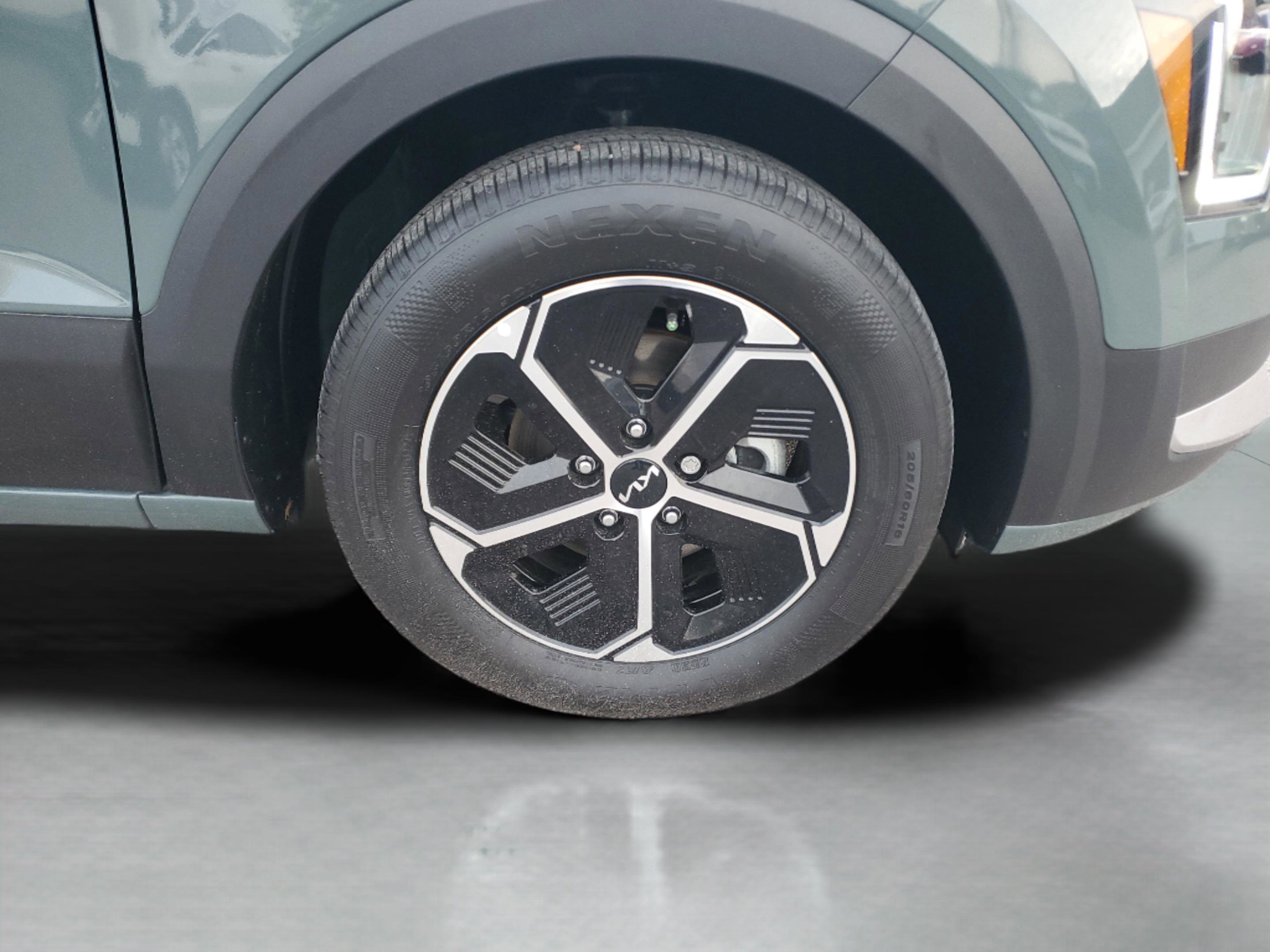 Used 2025 Kia Niro EX image 6