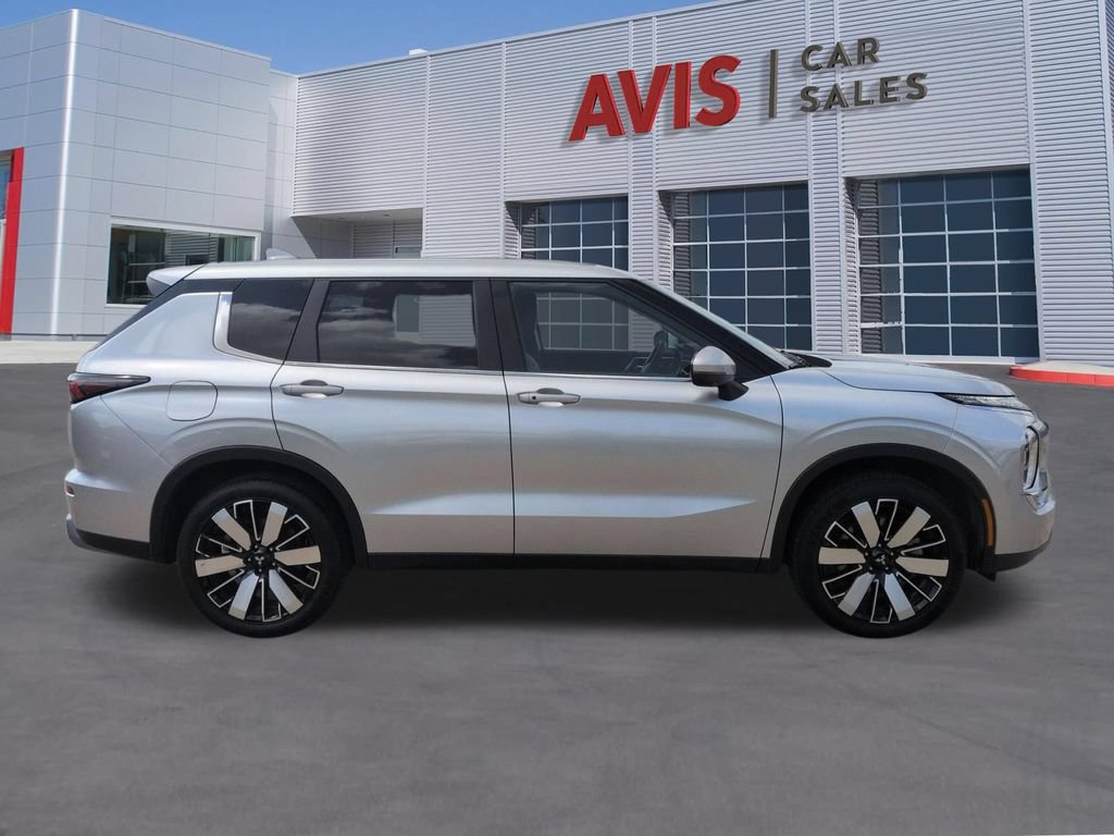 Used 2025 Mitsubishi Outlander SE FWD image 5