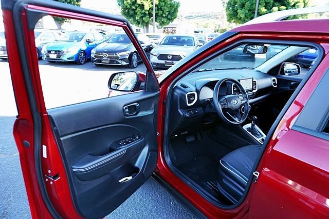 Certified 2025 Hyundai Venue Limited FWD image 35