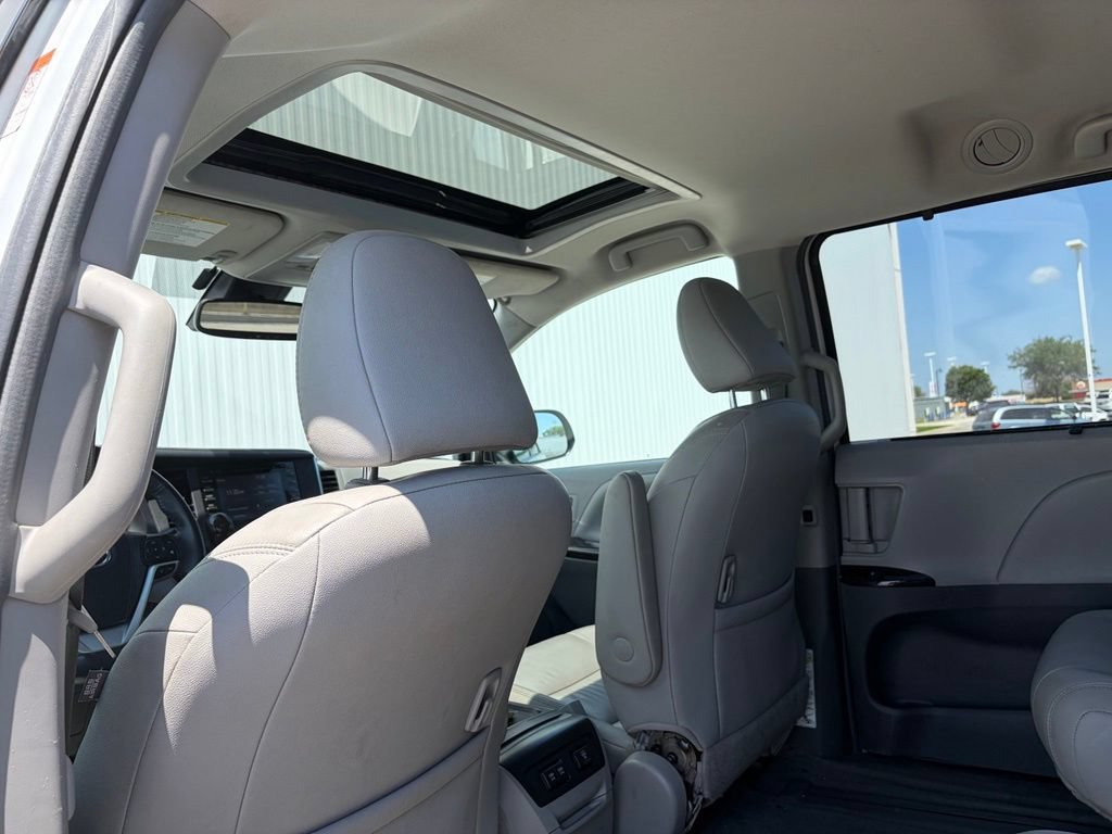 Used 2018 Toyota Sienna XLE w/ Carpet Mat Package FWD image 17
