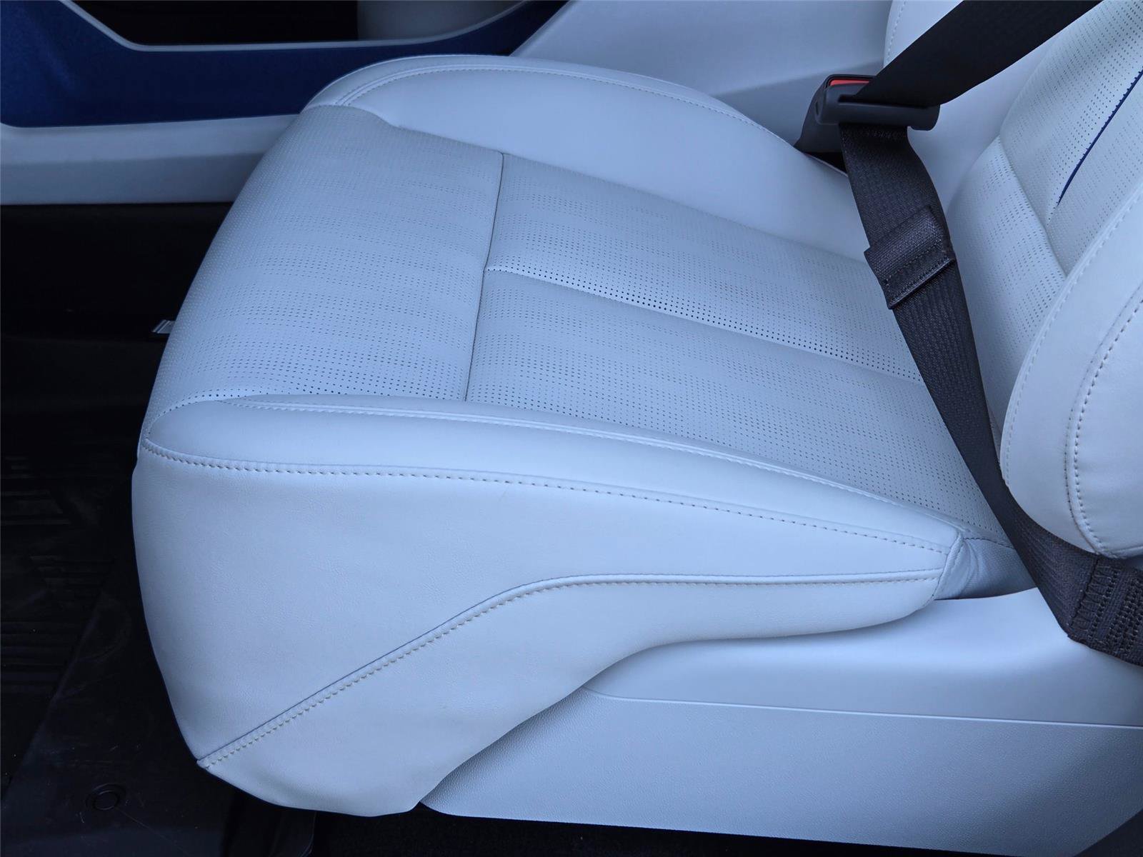 New 2026 Cadillac Optiq Sport 2 w/ LPO, Floor Liner Package AWD/4WD image 27