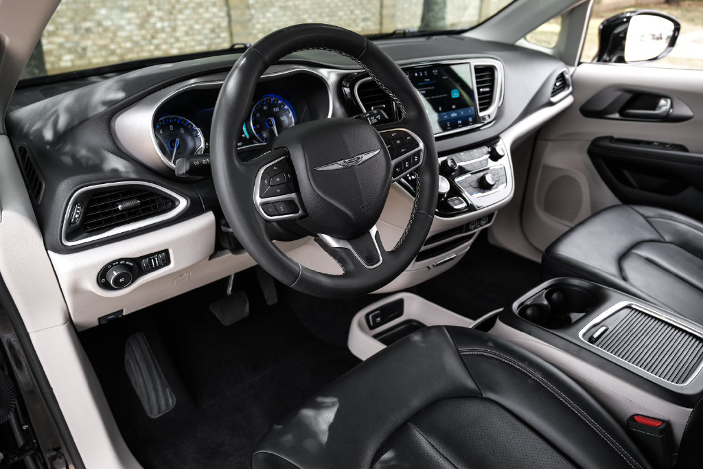 Used 2024 Chrysler Pacifica Touring-L FWD image 25