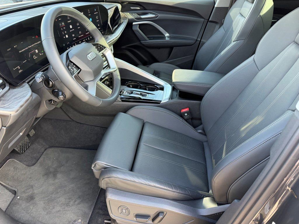 Certified 2025 Audi Q5 Premium Plus image 24