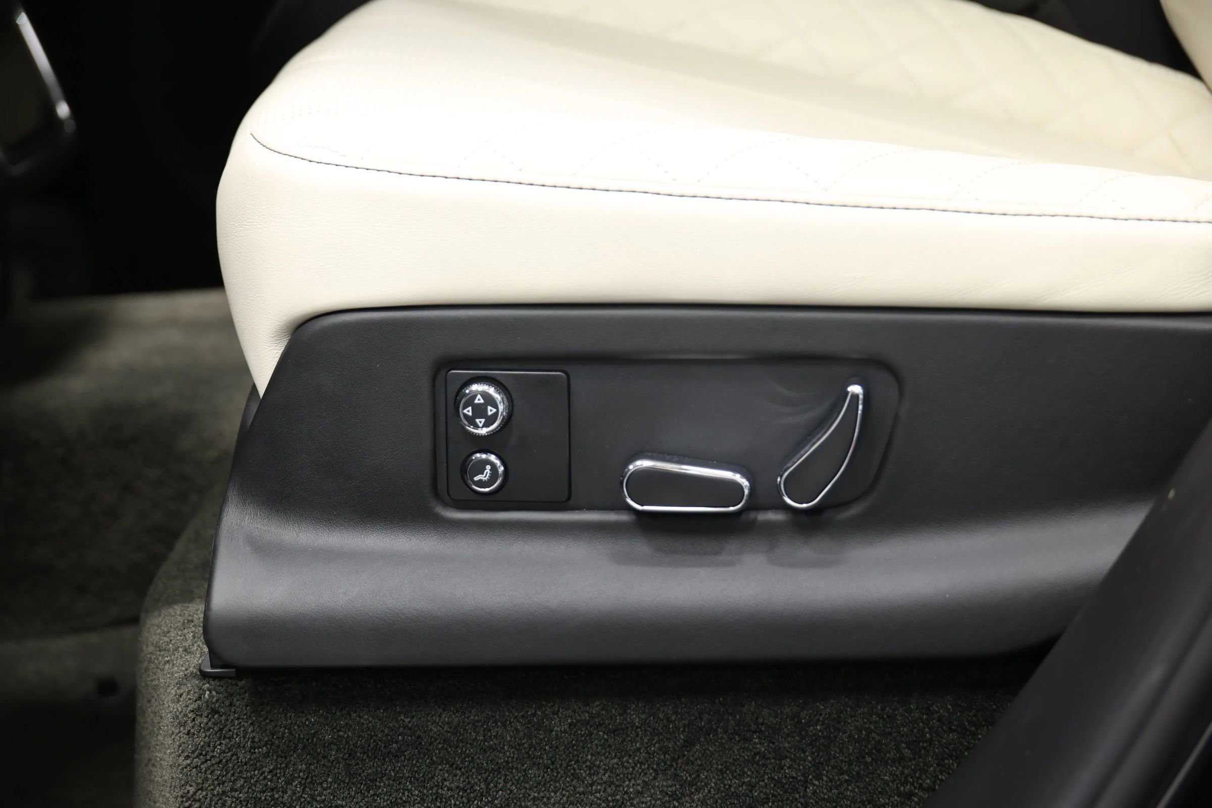 Used 2017 Bentley Bentayga image 48