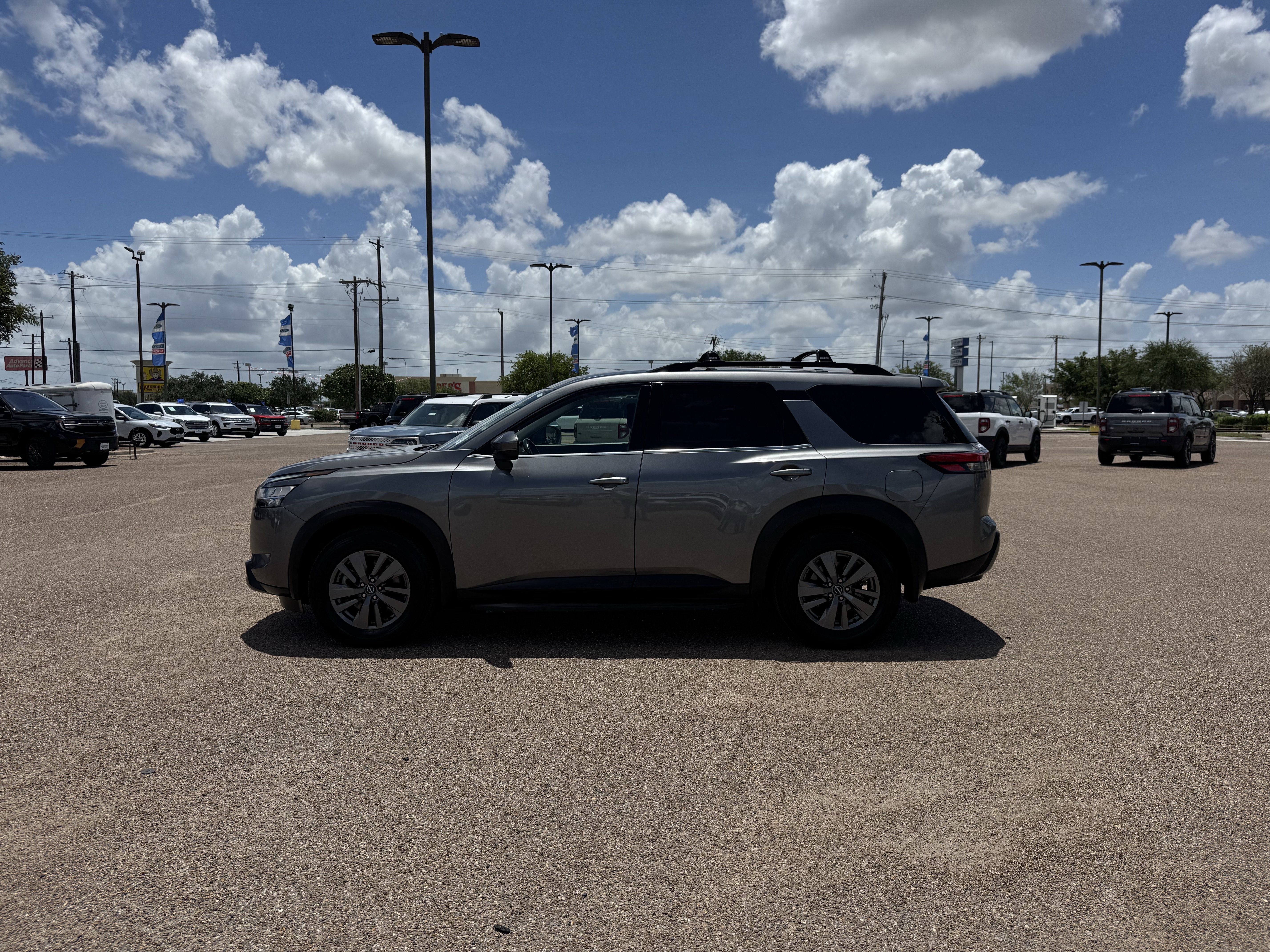 Used 2022 Nissan Pathfinder SV FWD image 2