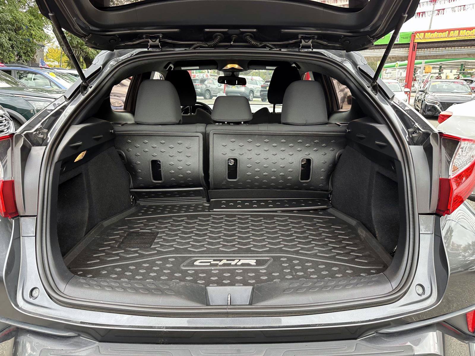 Used 2019 Toyota C-HR XLE FWD image 11
