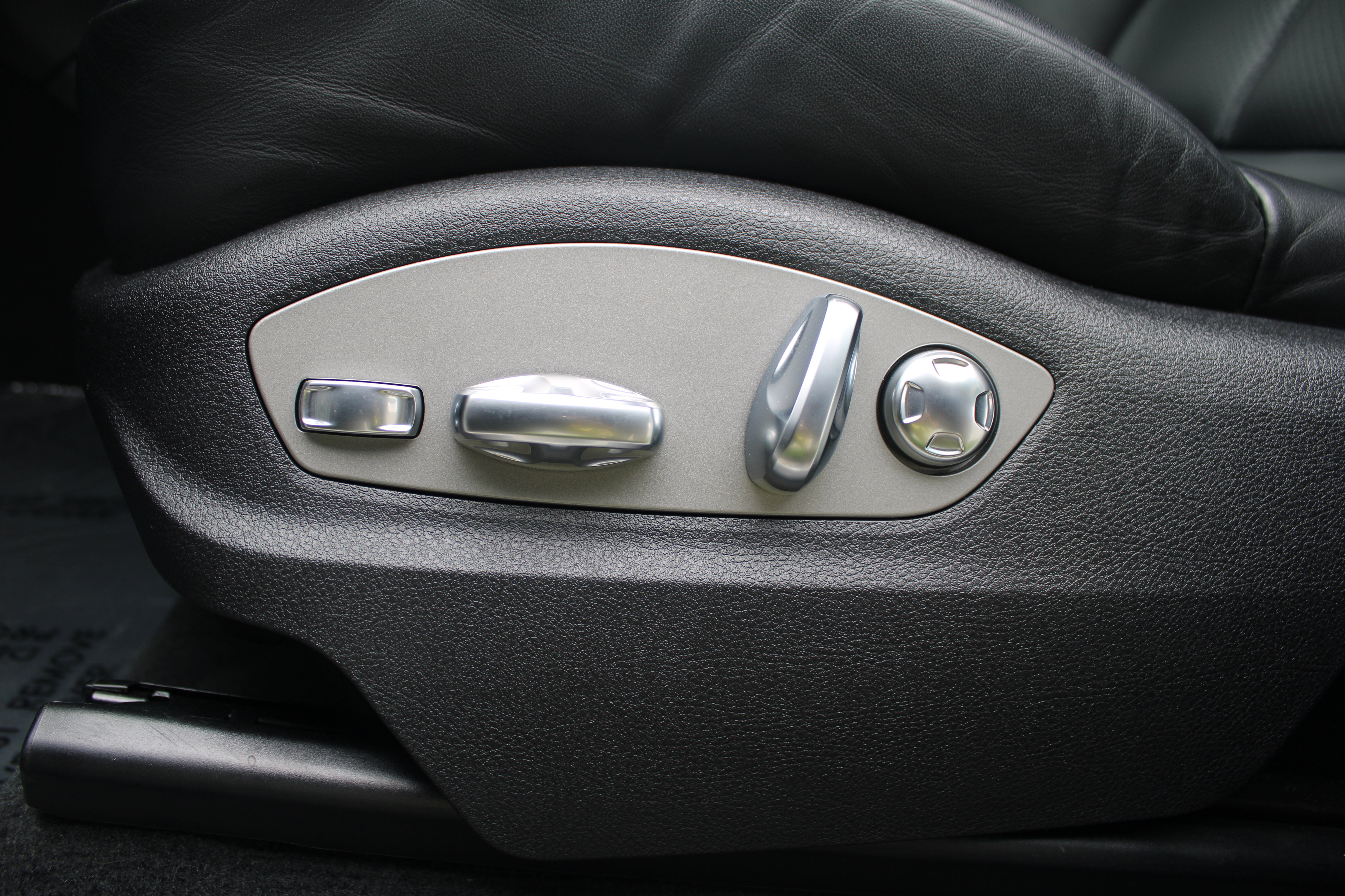 Certified 2026 Porsche Macan Turbo AWD/4WD image 27