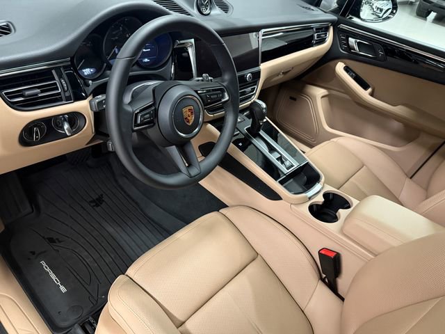 Certified 2026 Porsche Macan AWD/4WD image 4