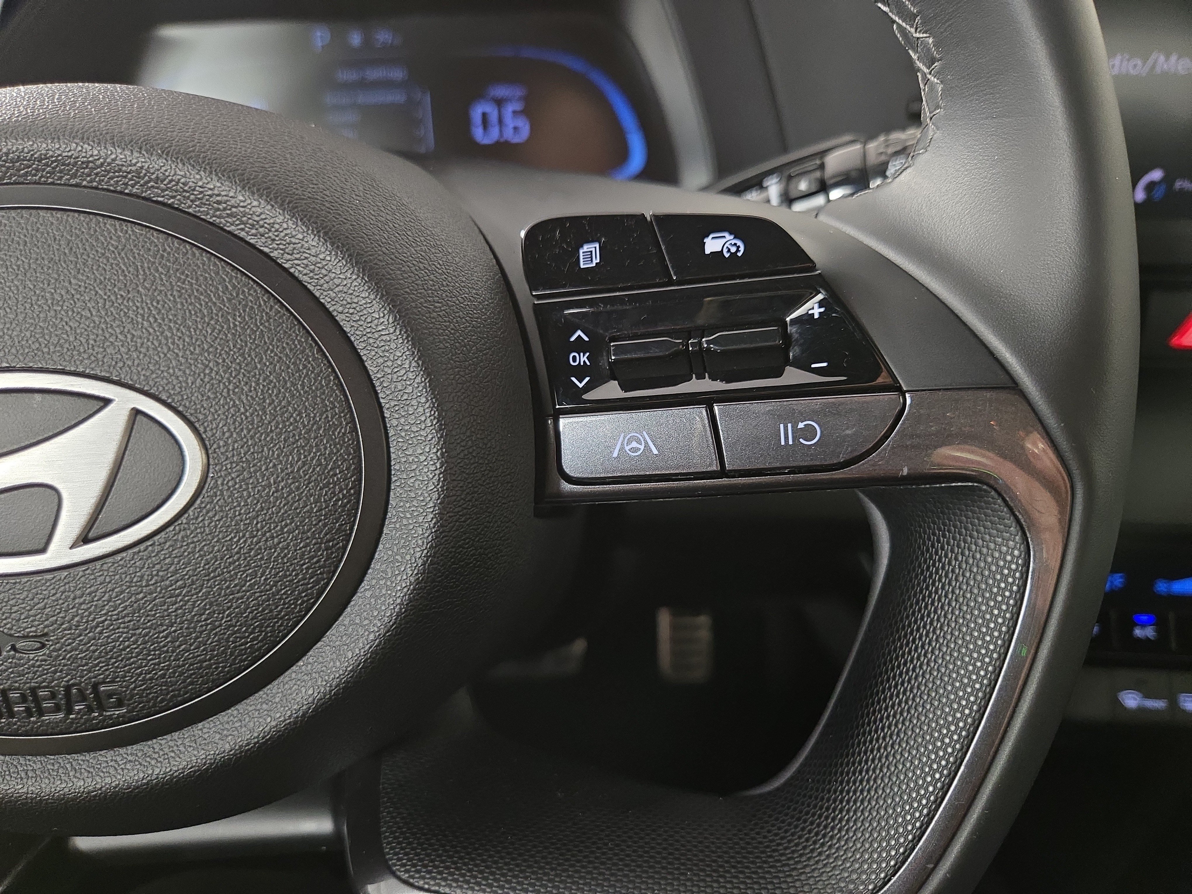 Used 2025 Hyundai Elantra Sport FWD image 16