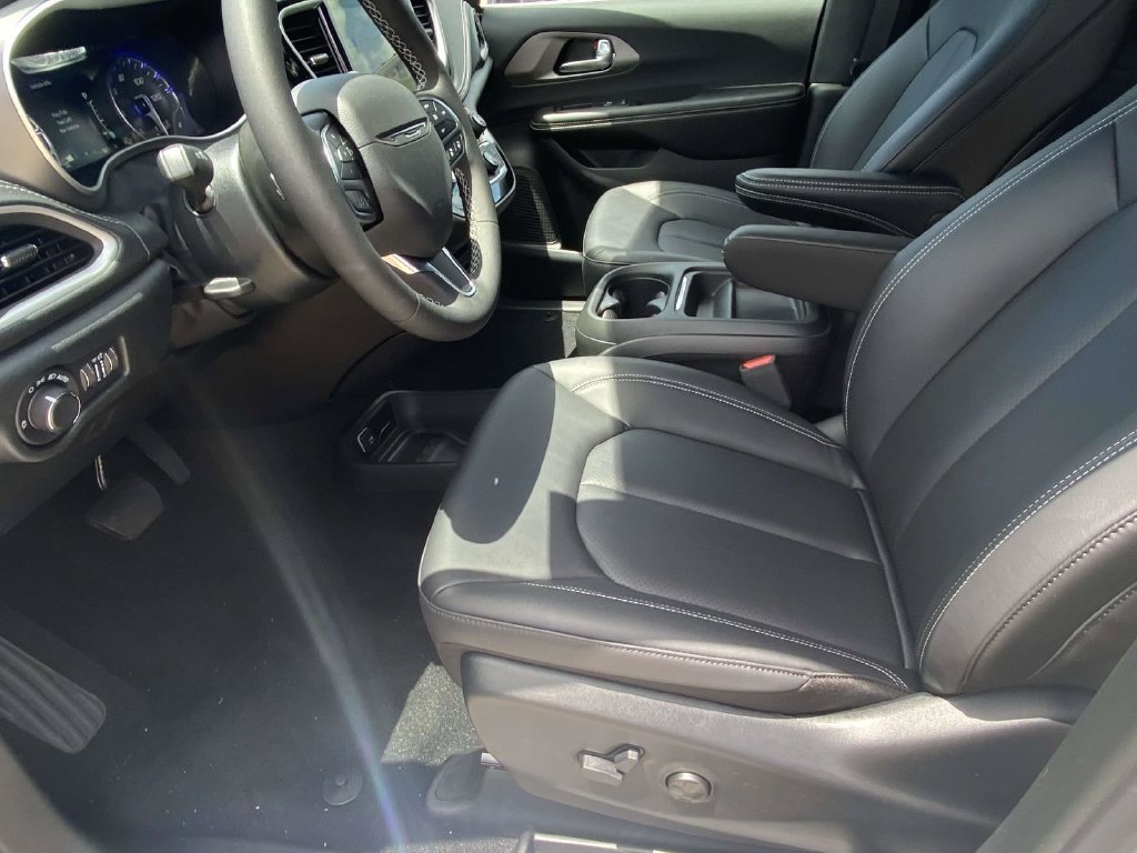 New 2027 Chrysler Pacifica Select w/ Family Tech Group FWD image 41