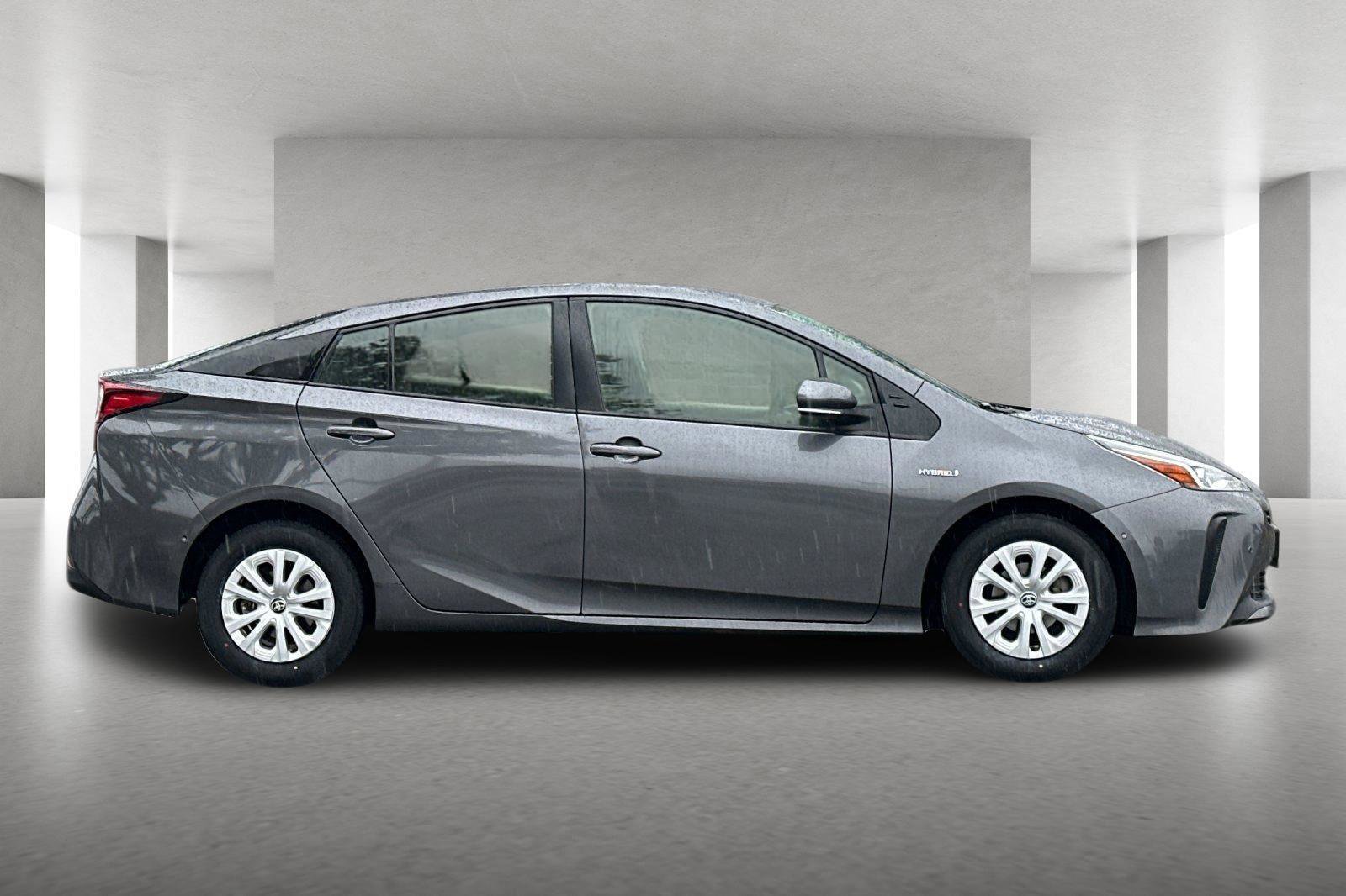 Used 2021 Toyota Prius LE image 3