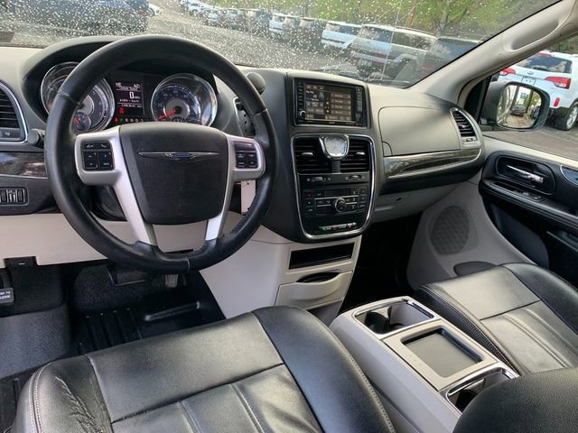 Used 2015 Chrysler Town & Country Touring FWD image 20