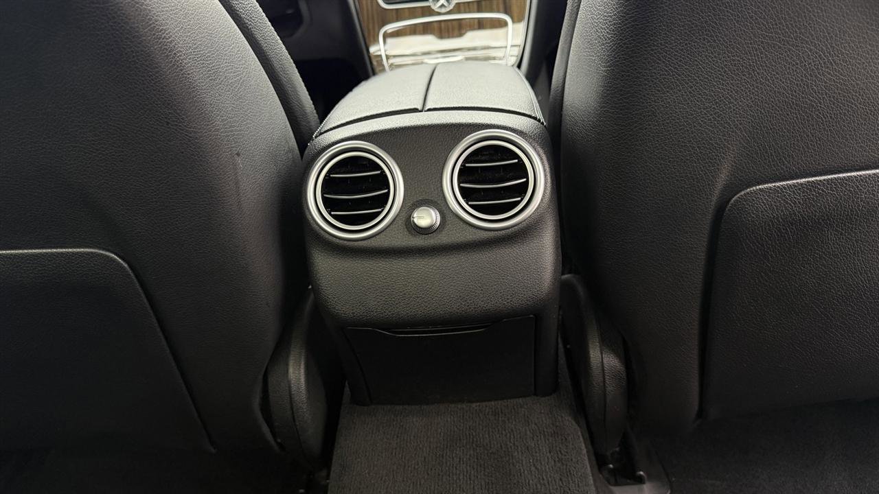 Used 2018 Mercedes-Benz C 300 Sedan image 34