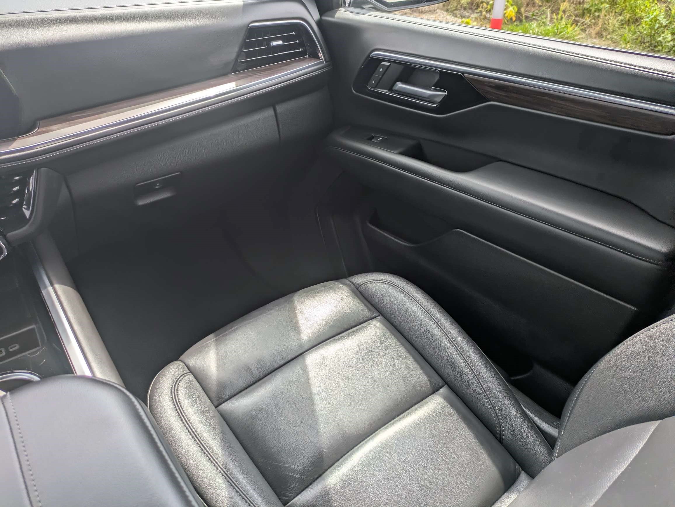 Used 2025 Chevrolet Suburban LT AWD/4WD image 17