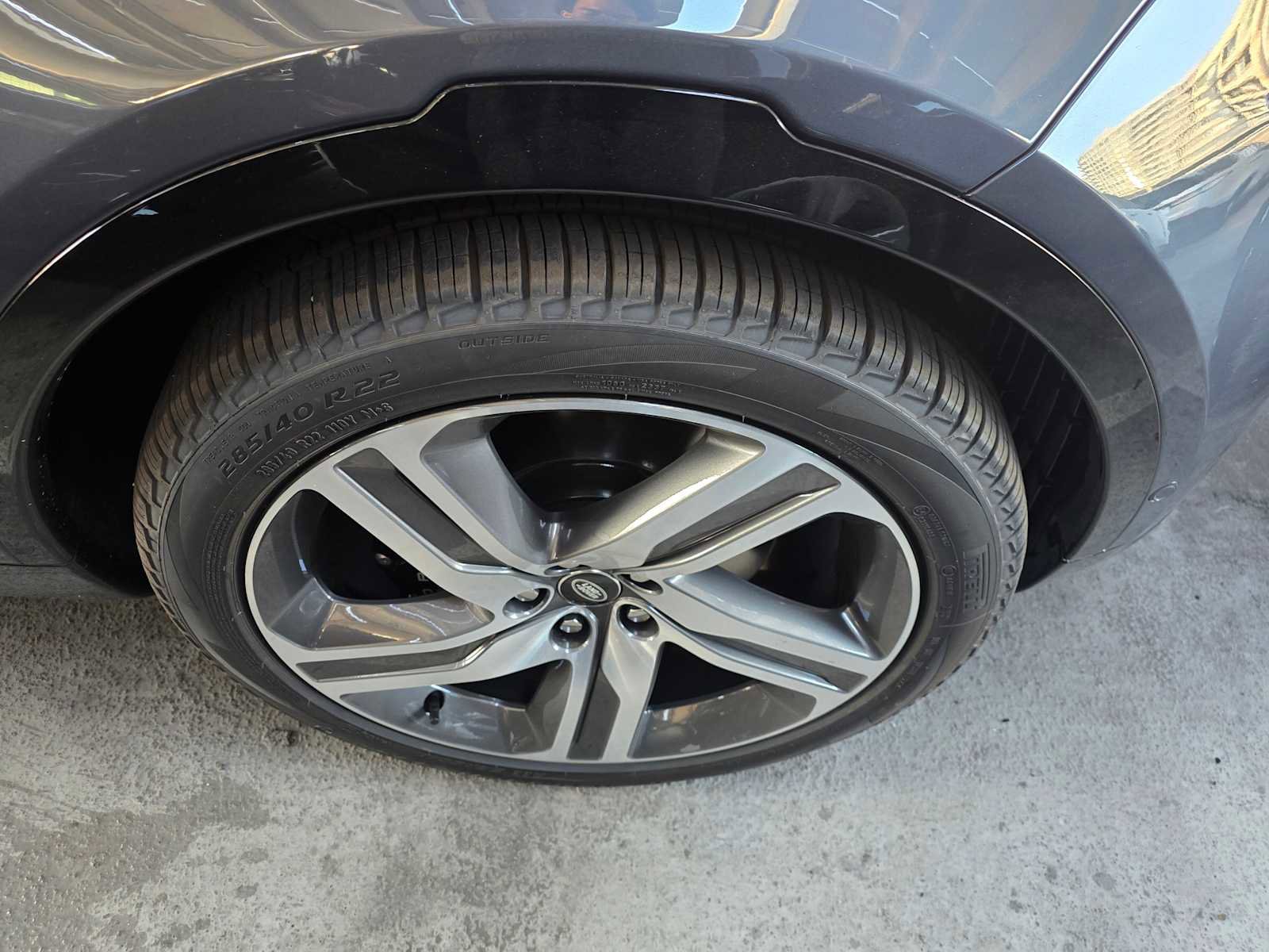 Used 2025 Land Rover Discovery Metropolitan Edition image 6