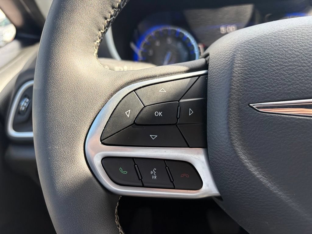 Certified 2025 Chrysler Pacifica Select FWD image 26