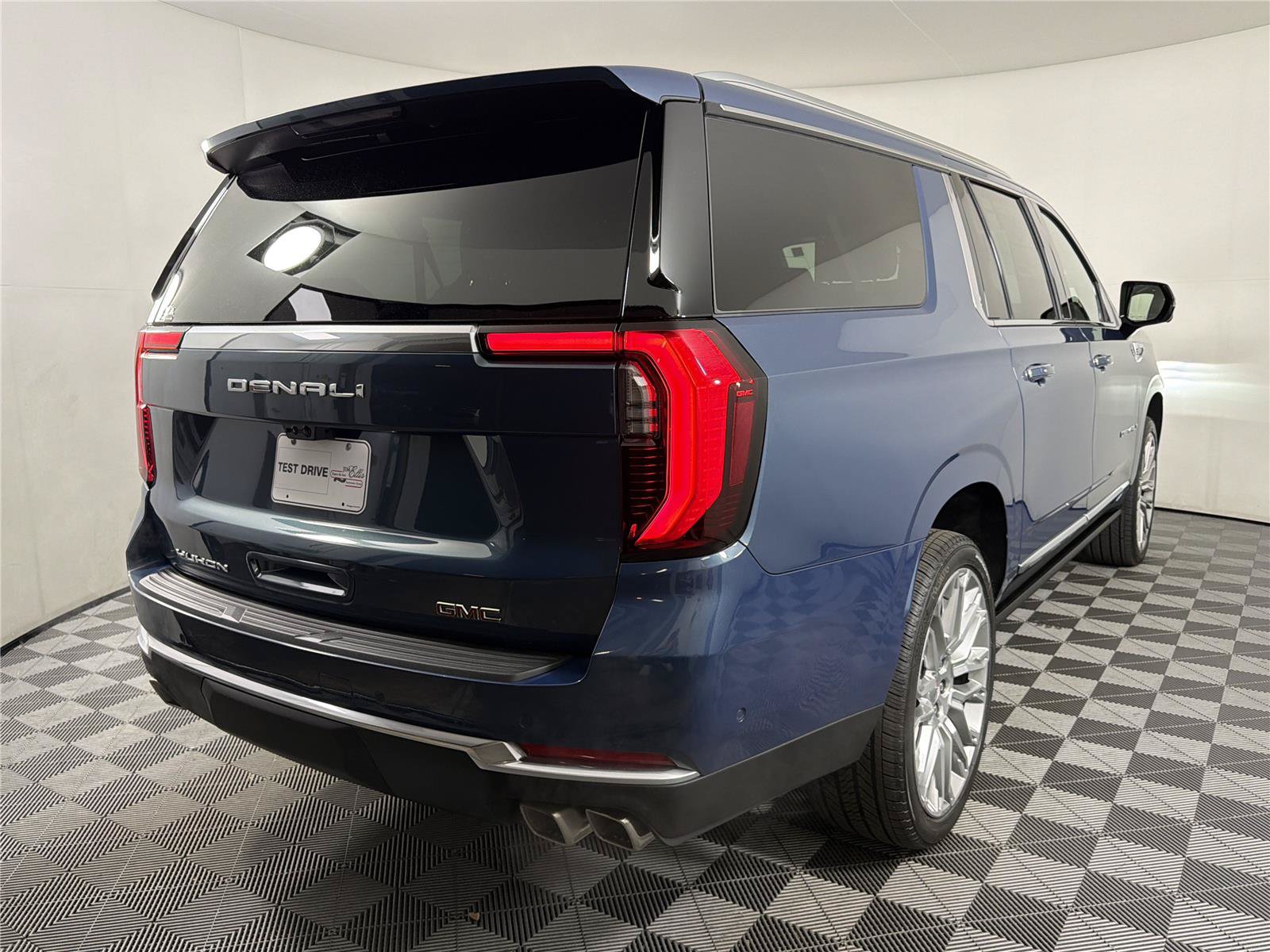 New 2026 GMC Yukon XL Denali w/ Denali Reserve Package AWD/4WD image 6