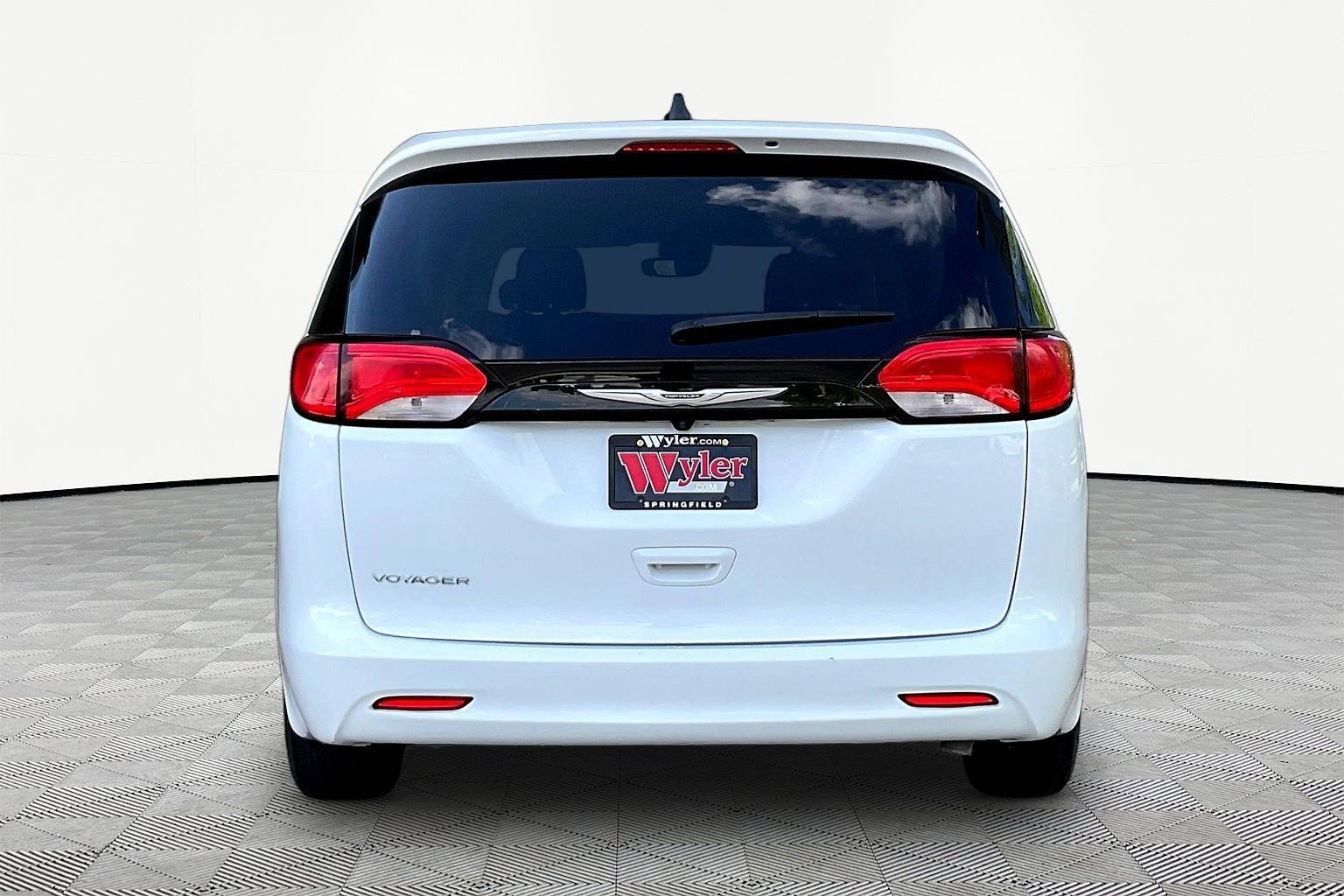 Used 2023 Chrysler Voyager LX FWD image 5