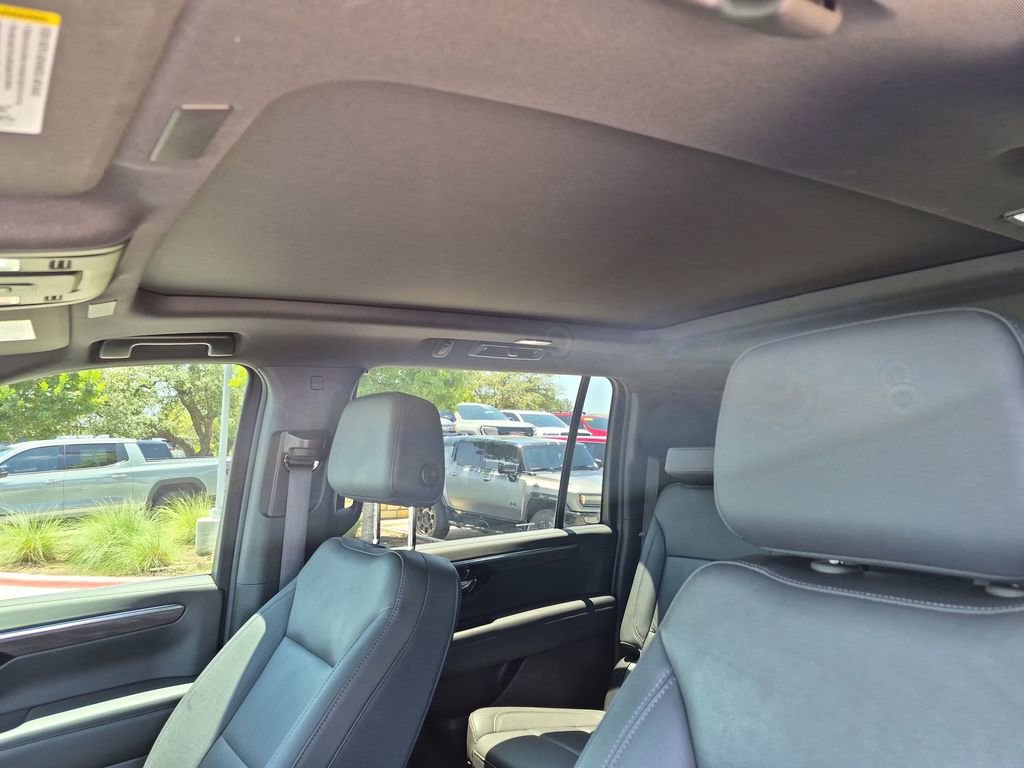 Used 2025 Chevrolet Suburban Z71 w/ Comfort Package AWD/4WD image 29