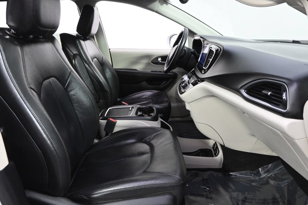 Used 2017 Chrysler Pacifica Touring-L Plus FWD image 16