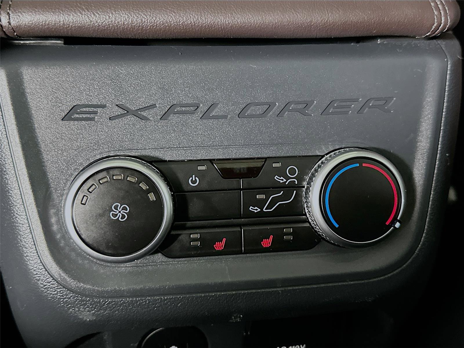 Used 2025 Ford Explorer Platinum w/ LUX Leather Package image 23