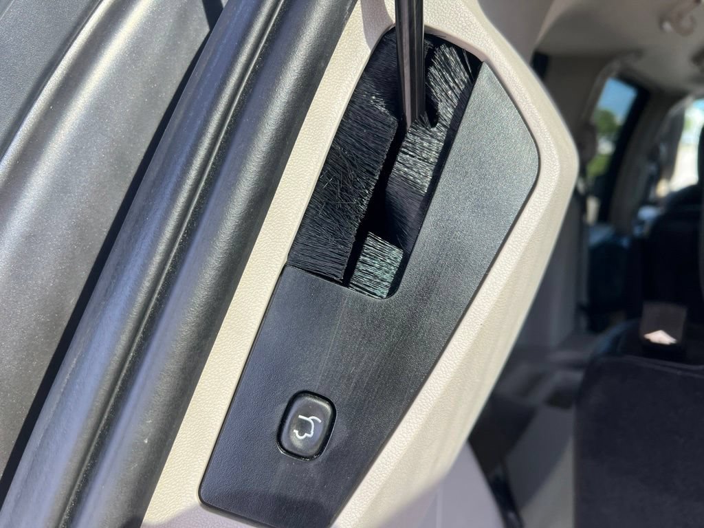 Used 2014 Chrysler Town & Country Touring-L FWD image 14