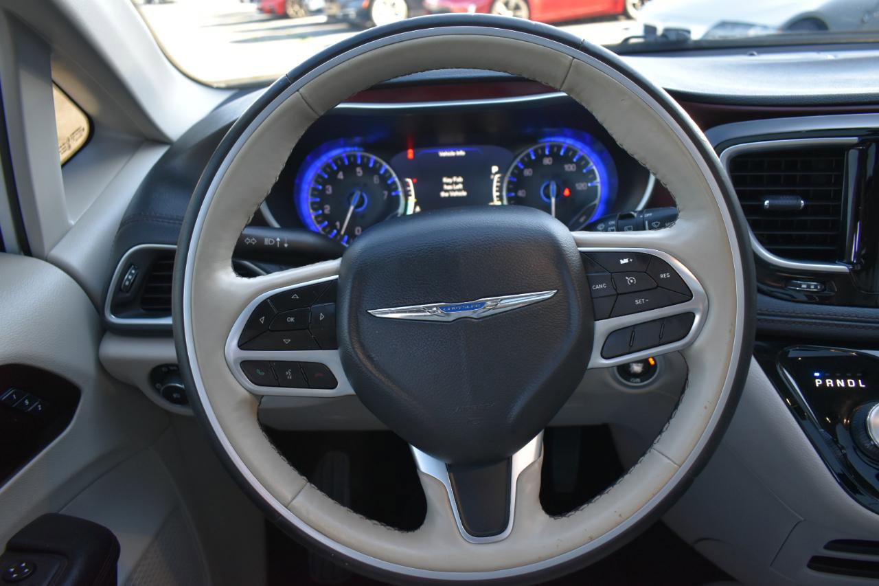 Used 2020 Chrysler Pacifica Limited image 14