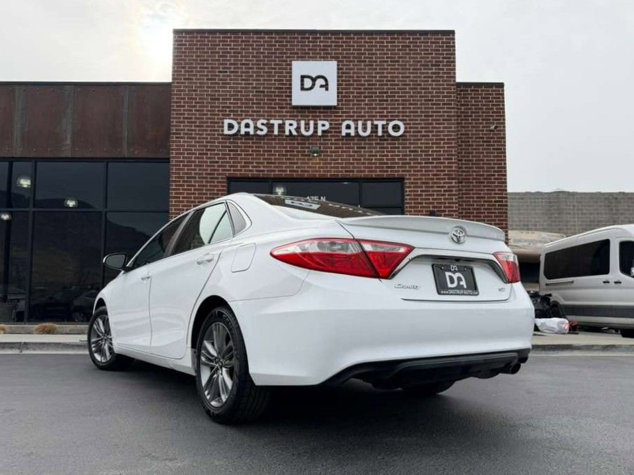 Used 2016 Toyota Camry SE image 5