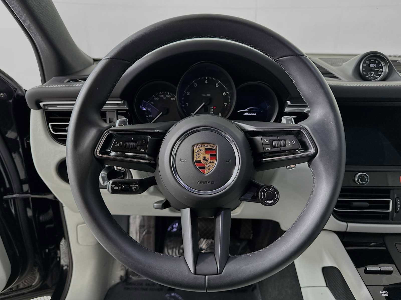 Certified 2025 Porsche Macan image 14