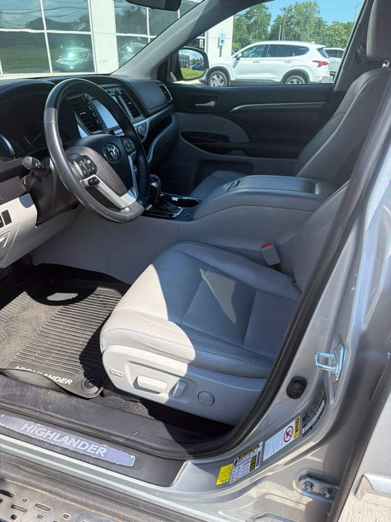 Used 2018 Toyota Highlander Limited AWD/4WD image 2