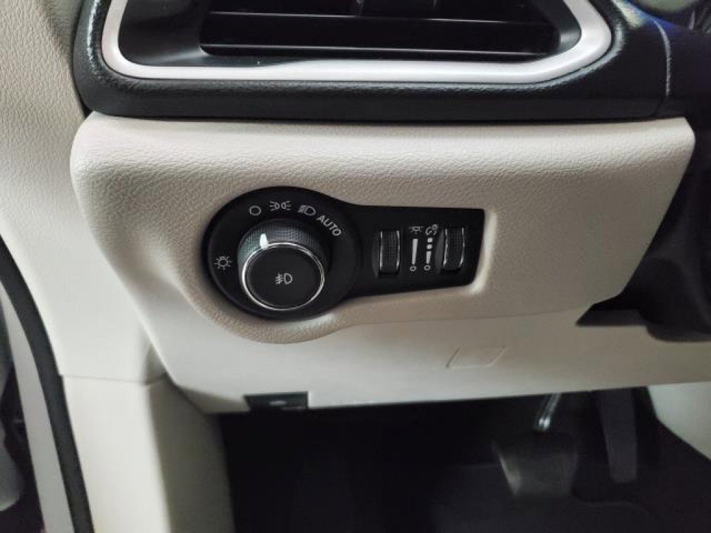 Used 2020 Chrysler Pacifica Touring-L Plus image 19