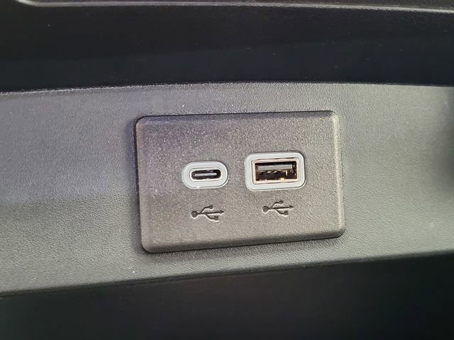 Used 2025 Chevrolet Suburban Z71 image 17