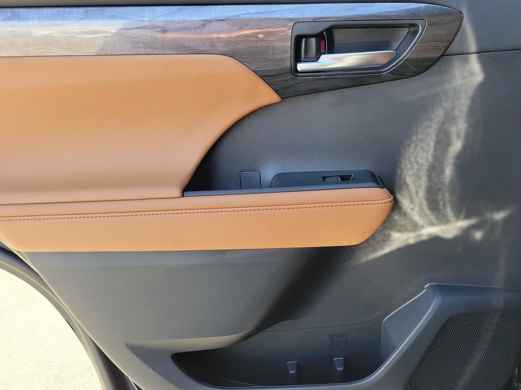 New 2026 Toyota Highlander Platinum AWD/4WD image 17