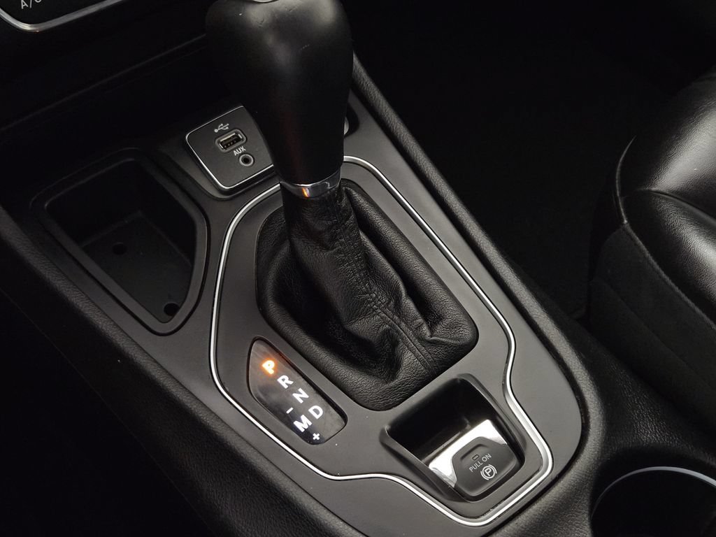 Used 2019 Jeep Cherokee Latitude Plus FWD image 17