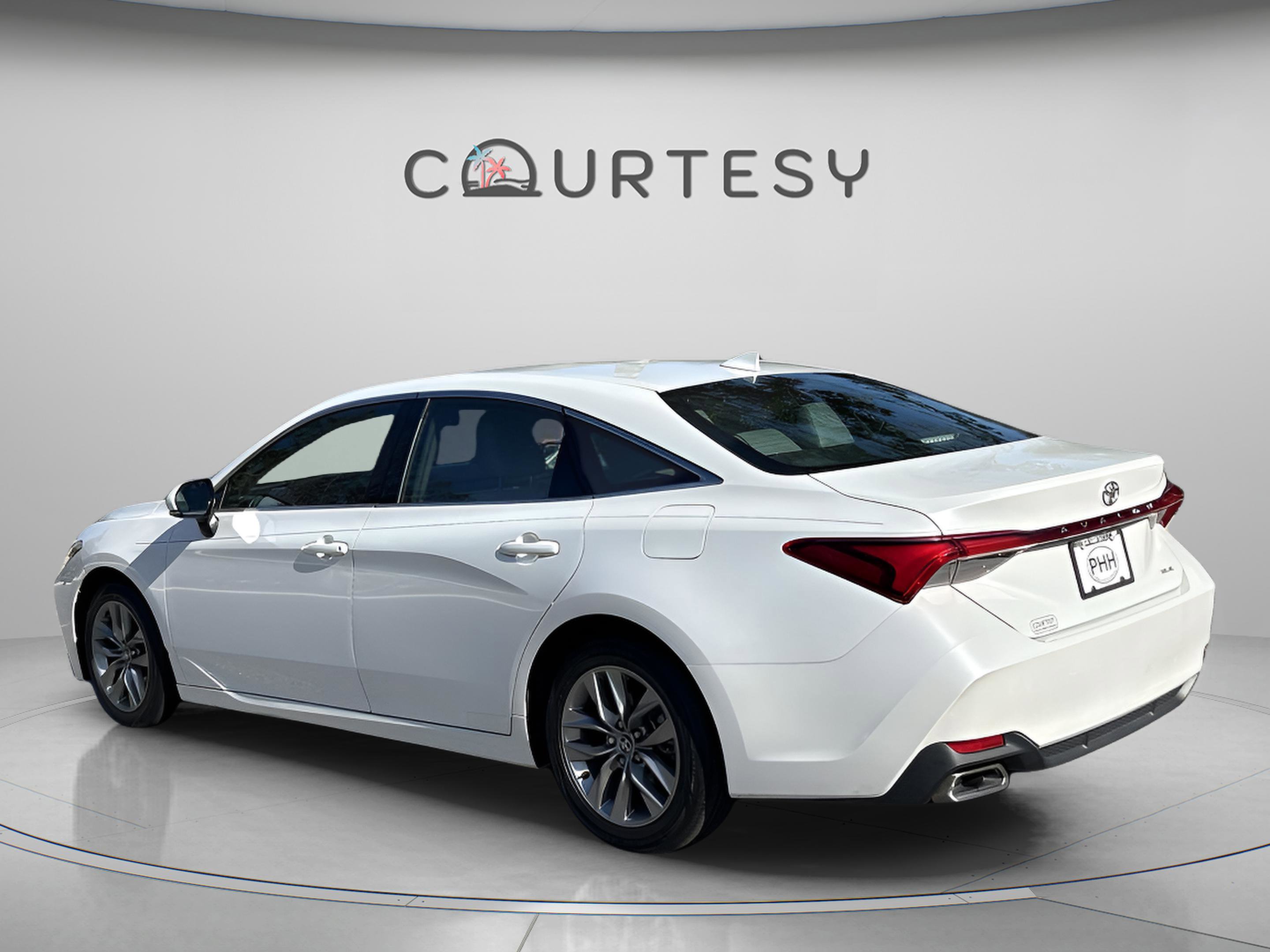 Used 2020 Toyota Avalon XLE w/ Moonroof Package image 6