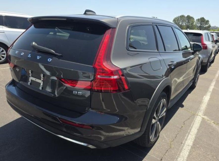 Used 2025 Volvo V60 B5 Cross Country Plus AWD/4WD image 2