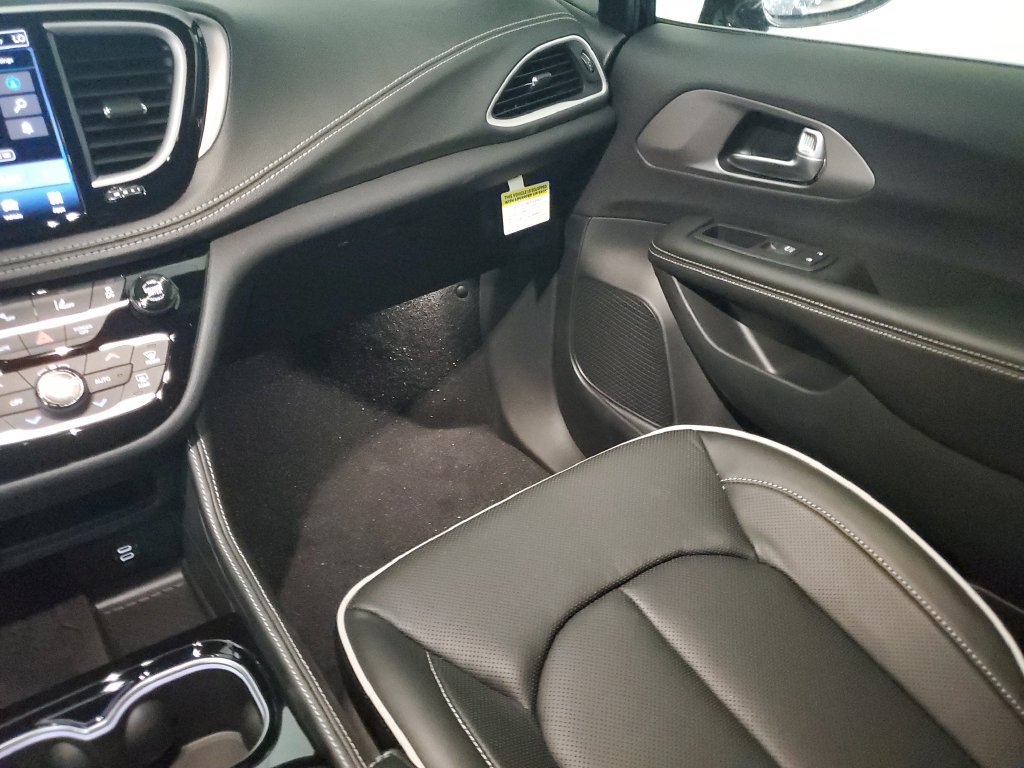 New 2027 Chrysler Pacifica Limited FWD image 25