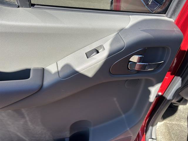 Used 2015 Nissan Frontier SL w/ Moonroof Package image 17