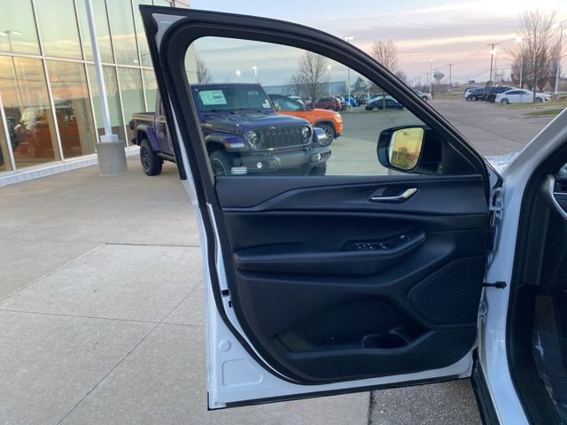 Certified 2024 Jeep Grand Cherokee L Laredo image 9