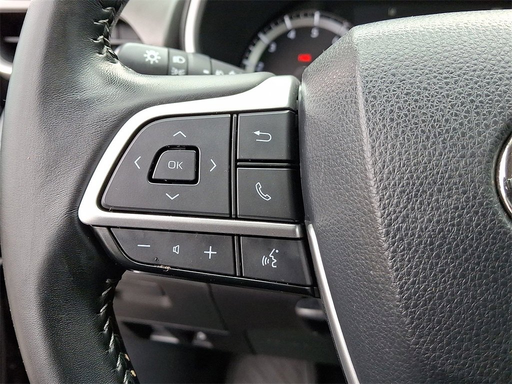 Used 2023 Toyota Highlander XLE image 17