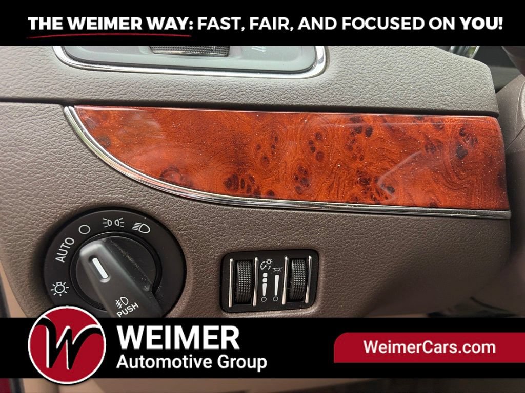 Used 2016 Chrysler Town & Country Touring-L FWD image 10