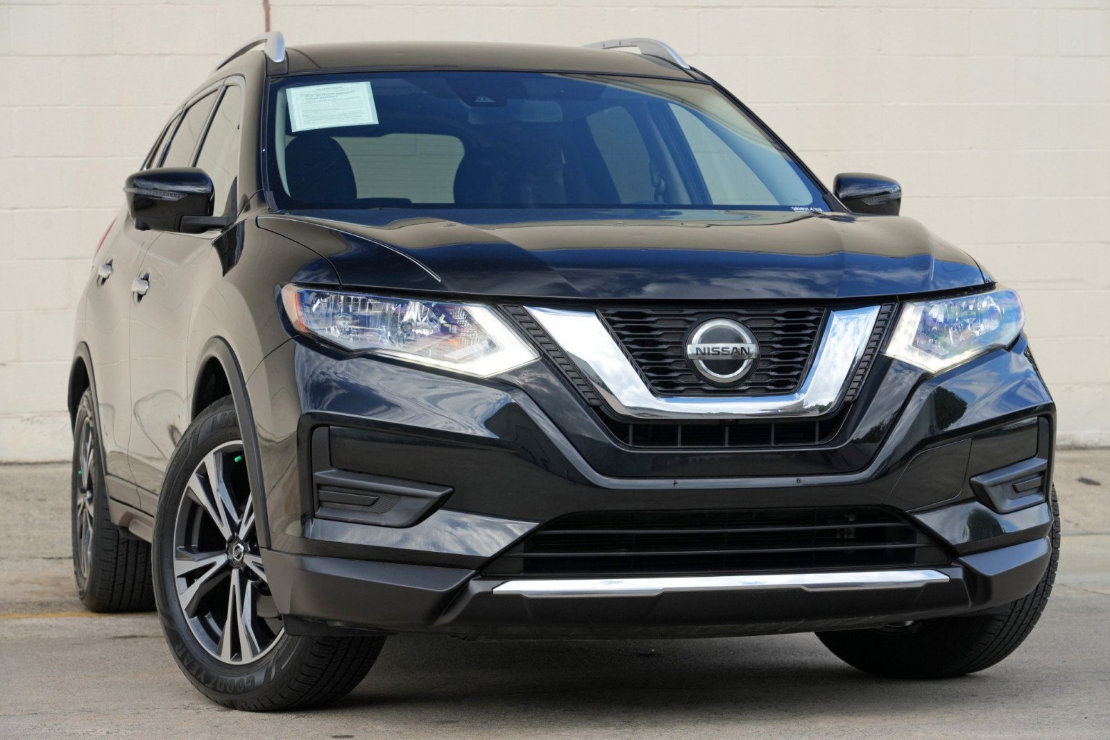 Used 2019 Nissan Rogue SV w/ Premium Package FWD image 2