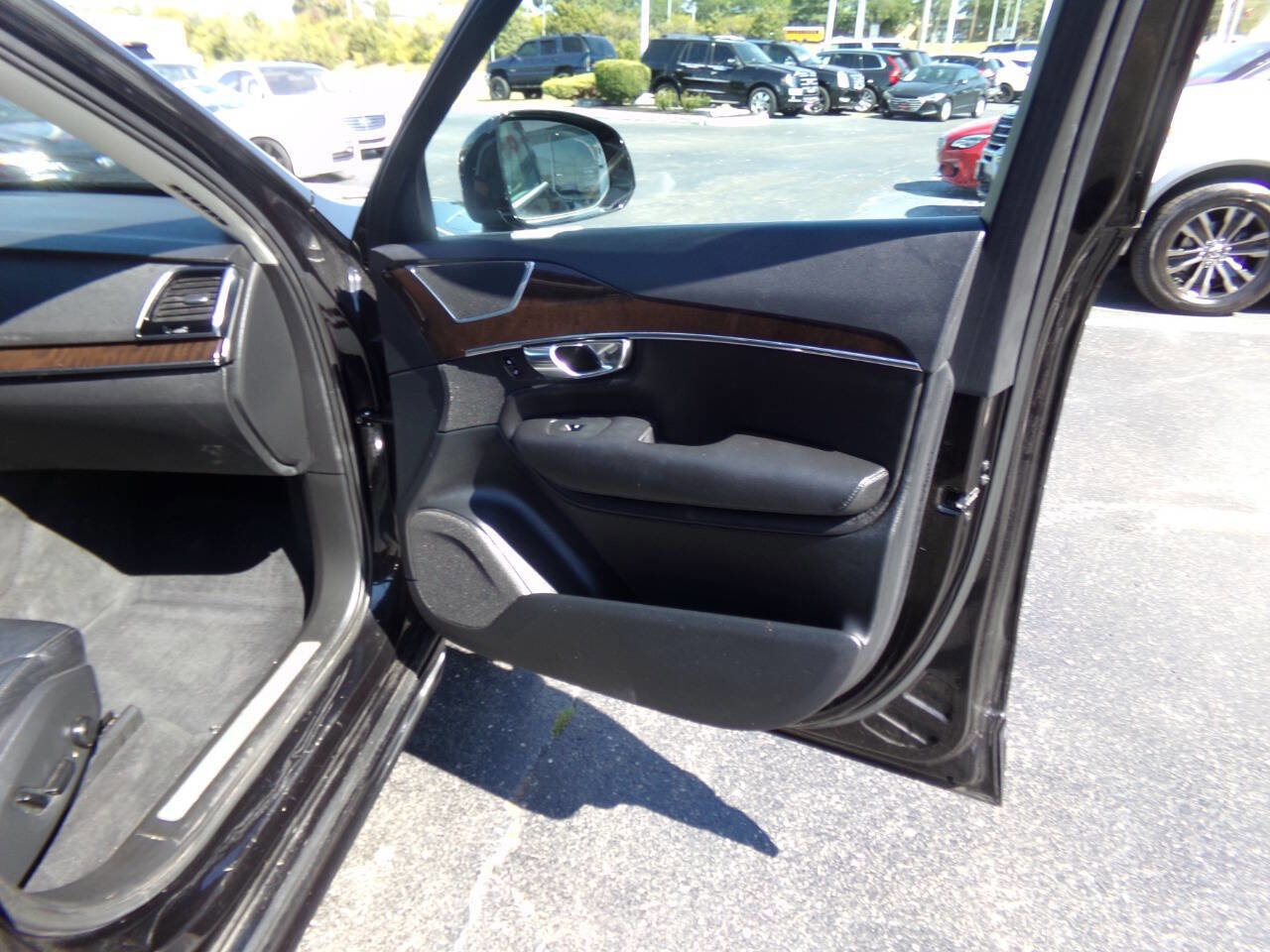 Used 2016 Volvo XC90 T6 Momentum w/ Momentum Plus Package image 33