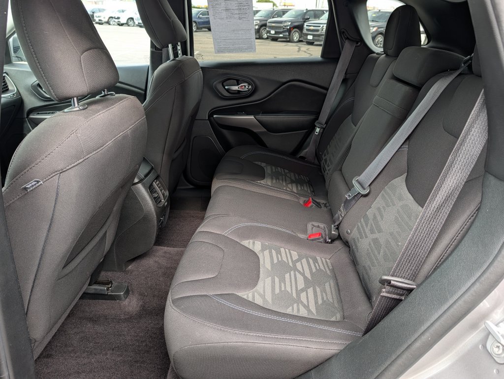 Used 2019 Jeep Cherokee Latitude w/ Comfort & Convenience Group AWD/4WD image 16