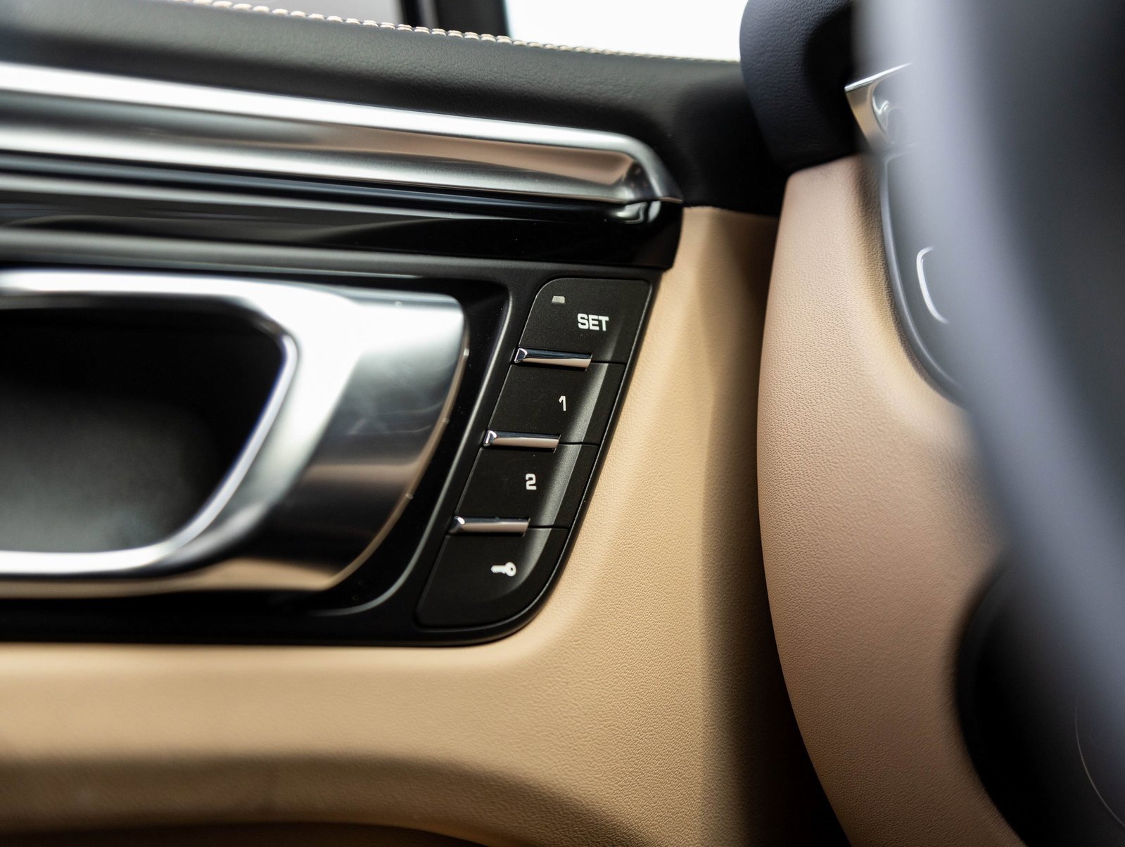 Used 2025 Porsche Macan image 18