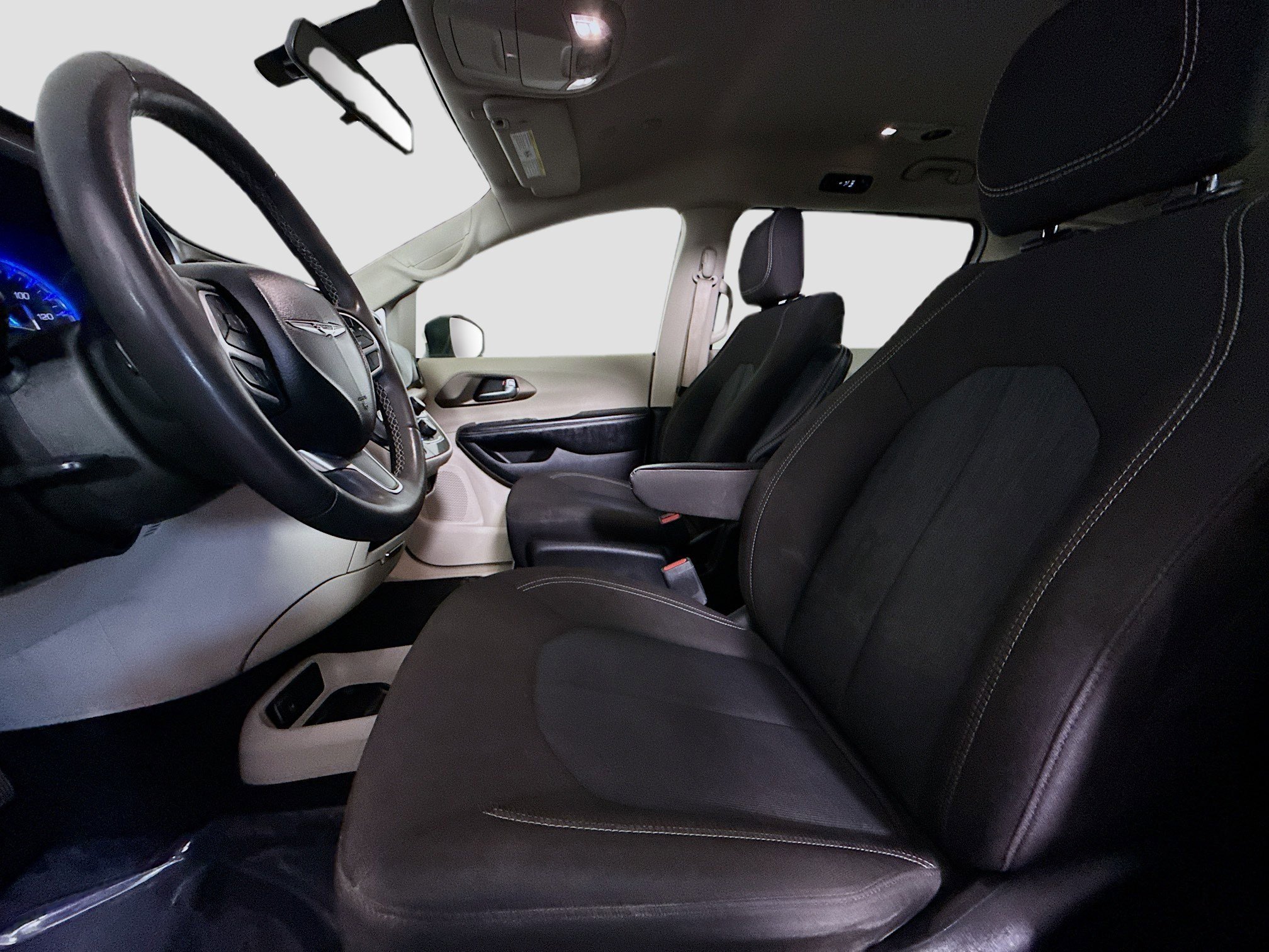 Used 2022 Chrysler Voyager LX FWD image 22