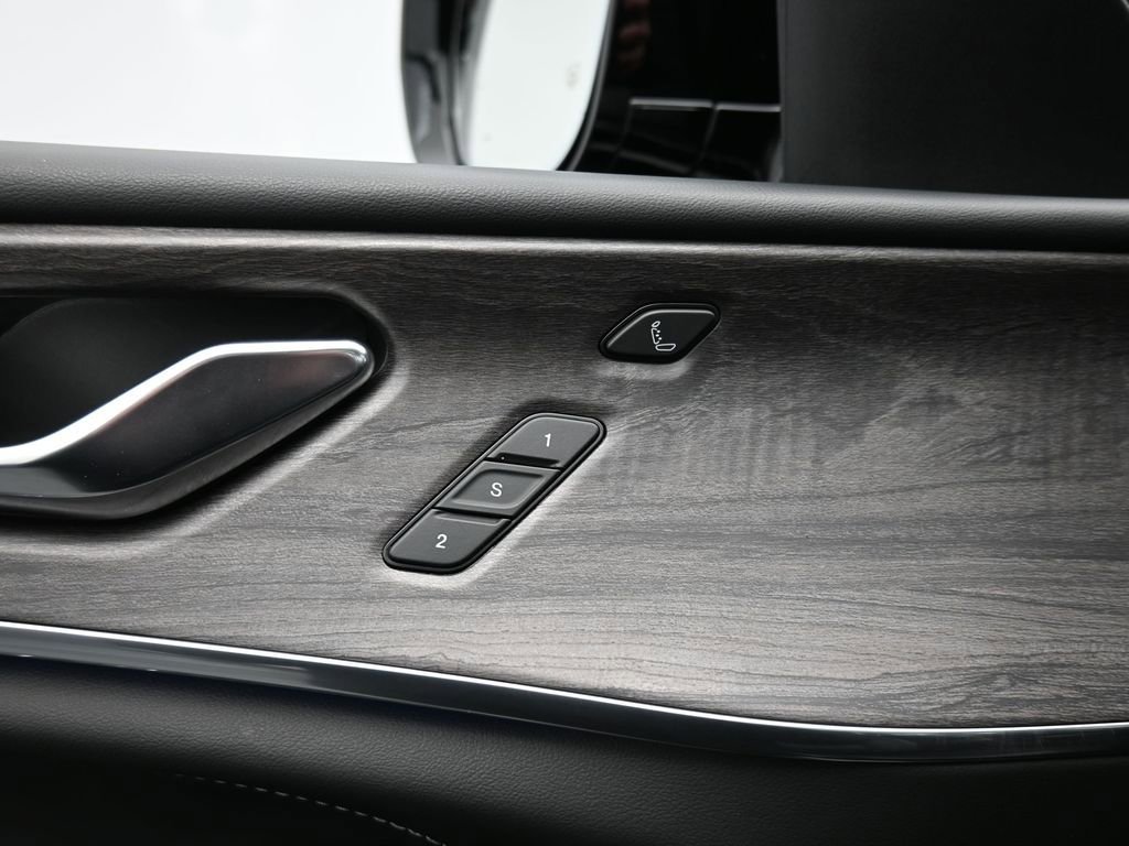 Used 2024 Jeep Grand Cherokee Overland w/ Luxury Tech Group IV image 32