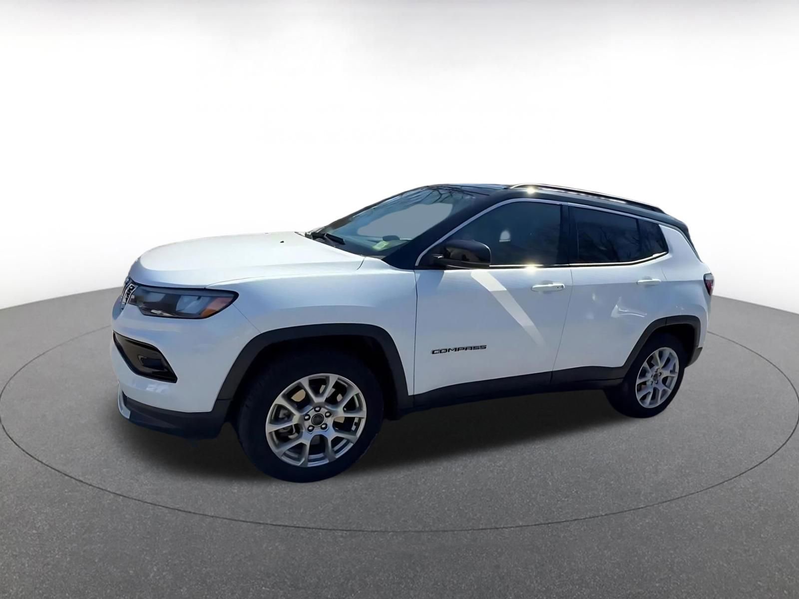 Used 2025 Jeep Compass Limited image 8