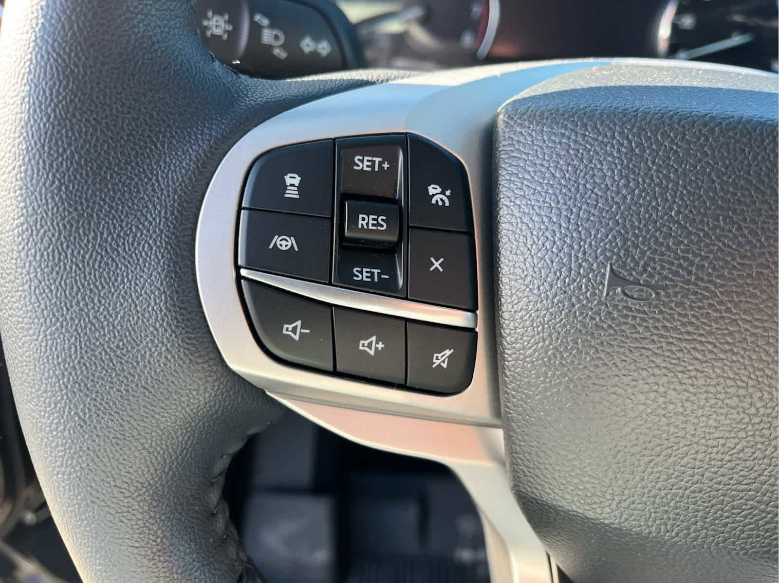 Used 2023 Ford Explorer Limited w/ Limited Technology Package image 18